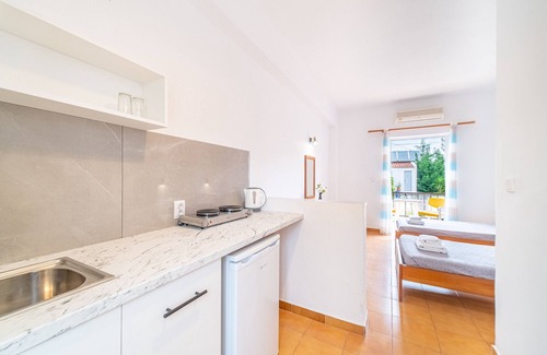 Kavos Apartamento | Apartamento vacacional "Sandy Beach Standard Studio" con piscina compartida