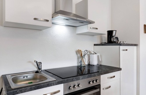 Schoenwald Apartamento | Apartamento vacacional "Schwarzwald" con balcón, piscina interior compartida y Wi-Fi