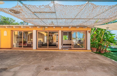 Portol Apartamento | Apartamento vacacional 'Sky Villa In Portol' con piscina compartida, Wi-Fi y aire acondicionado.