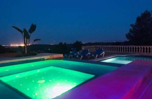 Portol Apartamento | Apartamento vacacional 'Sky Villa In Portol' con piscina compartida, Wi-Fi y aire acondicionado.