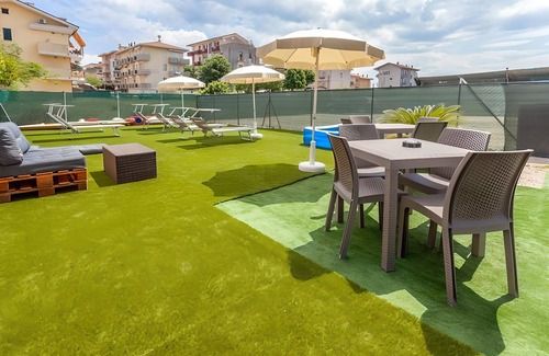 Viserbella Apartamento | Apartamento vacacional "Sole" con vistas al mar, jardín compartido y Wi-Fi