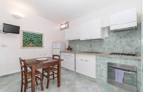 Capo Testa Apartamento | Apartamento vacacional 'Tommaso' con terraza privada, jardín compartido, Wi-Fi