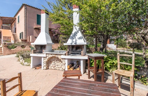 Capo Testa Apartamento | Apartamento vacacional 'Tommaso' con terraza privada, jardín compartido, Wi-Fi