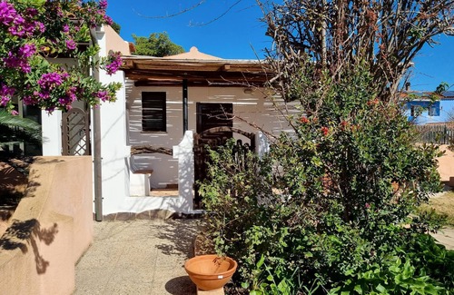 Capo Testa Apartamento | Apartamento vacacional 'Tommaso' con terraza privada, jardín compartido, Wi-Fi