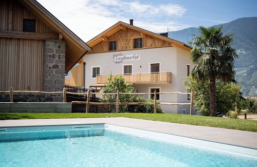 Merano Apartamento | Apartamento vacacional "Torgglbauer 4" con vistas a la montaña, piscina, terraza y Wi-Fi