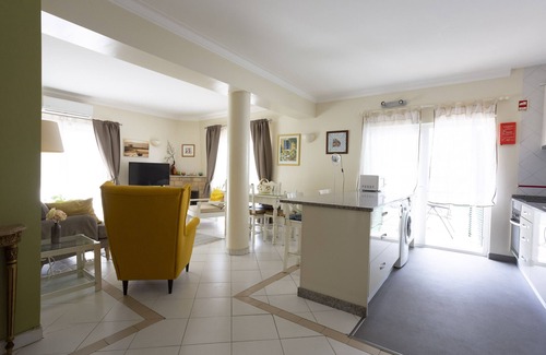 Alvor Apartamento | Apartamento vacacional "Tyler" con Wi-Fi, jardín, terrazas y piscina compartida
