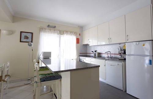 Alvor Apartamento | Apartamento vacacional "Tyler" con Wi-Fi, jardín, terrazas y piscina compartida