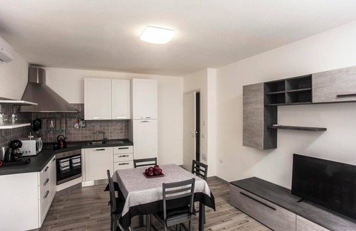 Sarroch Apartamento | Apartamento vacacional "Villa Farfalle" con Wi-Fi, aire acondicionado y jardín