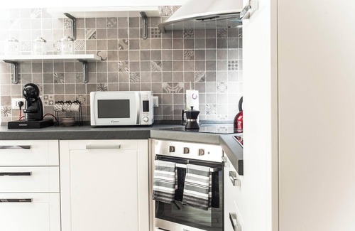 Sarroch Apartamento | Apartamento vacacional "Villa Farfalle" con Wi-Fi, aire acondicionado y jardín