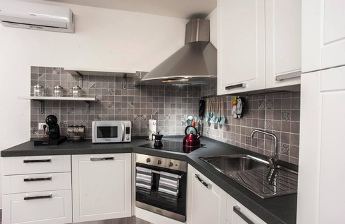 Sarroch Apartamento | Apartamento vacacional "Villa Farfalle" con Wi-Fi, aire acondicionado y jardín