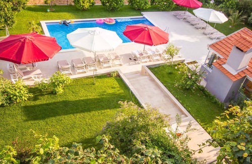 Seget Donji Apartamento | Apartamento vacacional con piscina y 80 m de la playa