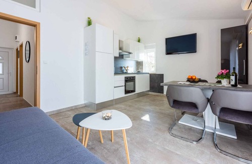 Dramalj Apartamento | Apartamento vacacional con balcón y vista al mar