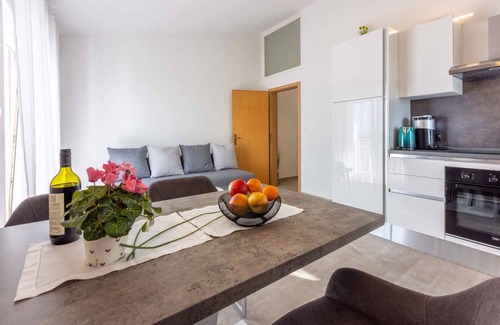 Dramalj Apartamento | Apartamento vacacional con balcón y vista al mar