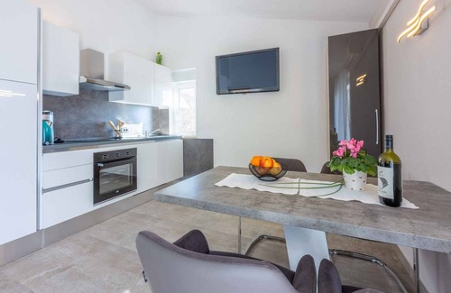 Dramalj Apartamento | Apartamento vacacional con balcón y vista al mar