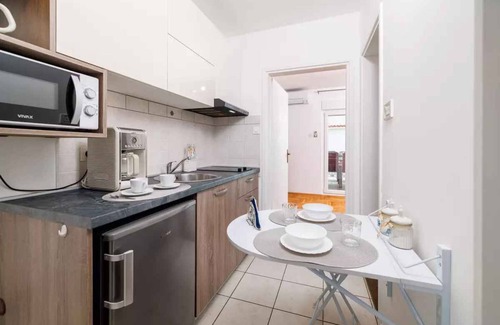 Dramalj Apartamento | Apartamento vacacional con piscina e hidromasaje de uso compartido