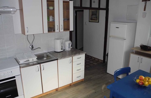 Selce Apartamento | Apartamento vacacional con piscina al aire libre a sólo 30 metros de la playa