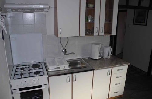 Selce Apartamento | Apartamento vacacional con piscina al aire libre a sólo 30 metros de la playa