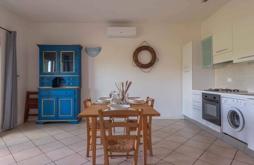 Baja Sardinia Apartamento | Casa vacacional con piscina exterior y aire acondicionado