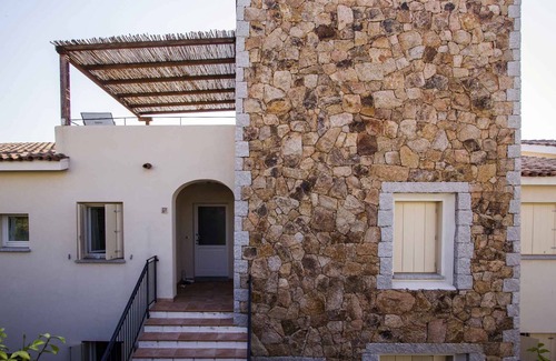Baja Sardinia Apartamento | Casa vacacional con piscina exterior y aire acondicionado