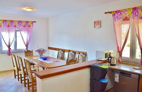 Lopar Apartamento | Apartamento vacacional con 4 cuartos de baño y balcones para la familia