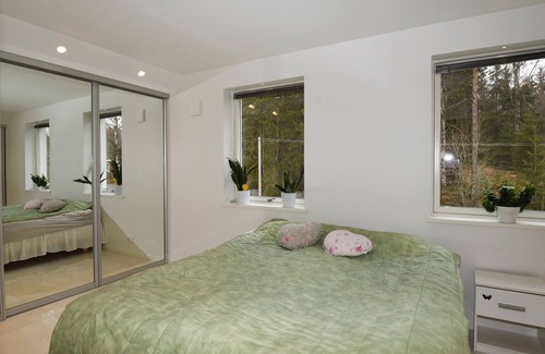 Boras Municipality Apartamento | Holiday apartment with a lake view near Borås | SE08046