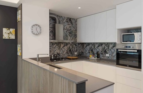 Lignano Sabbiadoro Apartamento | Apartamento vacacional con balcón, internet y piscina