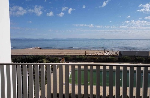 Lignano Sabbiadoro Apartamento | Apartamento vacacional con balcón, internet y piscina