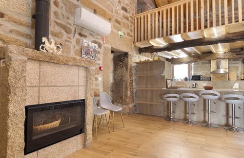 Valpacos Apartamento | Dormitorio de vacaciones "Suite Quadrupla Talefe" con vista montaña, Wi-Fi y aire acondicionado.