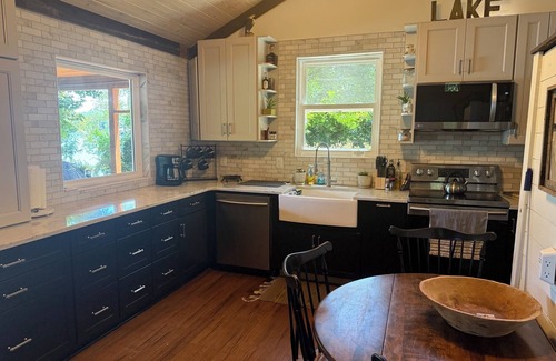 Dadeville Cabaña | Holiday Cottage, Charming 4-bedroom cottage on Blue Creek of Lake Martin,AL