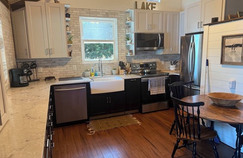 Dadeville Cabaña | Holiday Cottage, Charming 4-bedroom cottage on Blue Creek of Lake Martin,AL