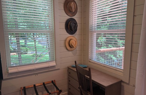 Dadeville Cabaña | Holiday Cottage, Charming 4-bedroom cottage on Blue Creek of Lake Martin,AL