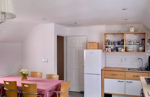 Louth Cabaña | Holiday Cottage with Pool, Sleeps 7