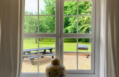 Louth Cabaña | Holiday Cottage with Pool, Sleeps 7