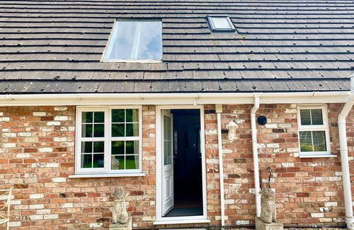 Louth Cabaña | Holiday Cottage with Pool, Sleeps 7