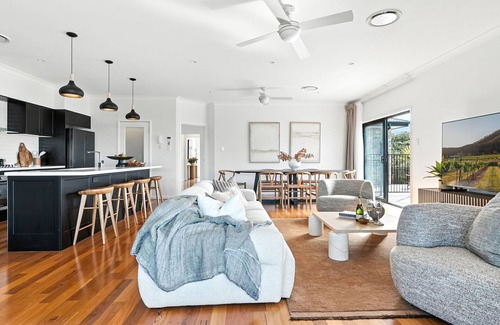 Berry Casa | Holiday Crescent – Spacious, stylish retreat with pool, perfect