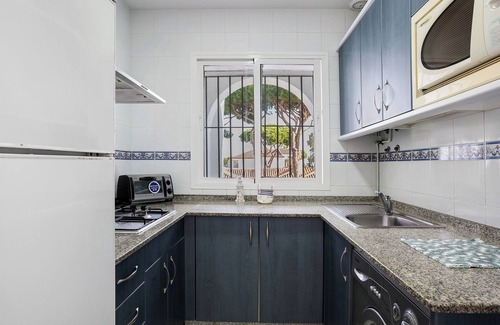 Poblado Sancti Petri Apartamento | Apartamento vacacional "El Velero" con piscina compartida, terraza privada y Wi-Fi