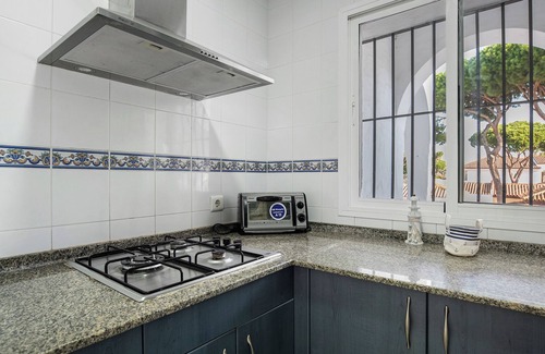 Poblado Sancti Petri Apartamento | Apartamento vacacional "El Velero" con piscina compartida, terraza privada y Wi-Fi
