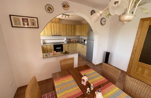 San Vicente del Raspeig Casa | Casa de vacaciones 'Villa Buena Vista' con vistas al mar, piscina privada y terraza privada