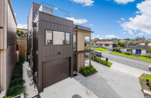 Torbay Casa | Holiday Escape Modern 4BR Home by Waiake Beach