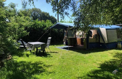 Prat Alquiler De RV | Granja de vacaciones; 3 casas rurales y 8 carpas fijas, espaciosas, cómodas, aptas para niños