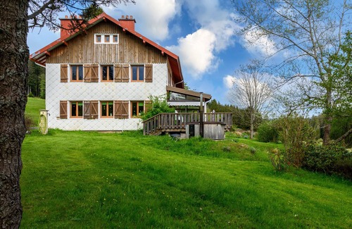 Ban-sur-Meurthe-Clefcy Casa | Casa de vacaciones 'Gîte La Ramée' con vistas a la montaña, terraza privada y Wi-Fi