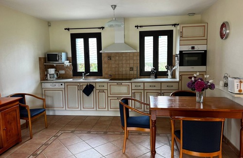 Castelnaud-la-Chapelle Casa | Holiday Home 'Hyacinthe' with Shared Pool, Wi-Fi and Air Conditioning