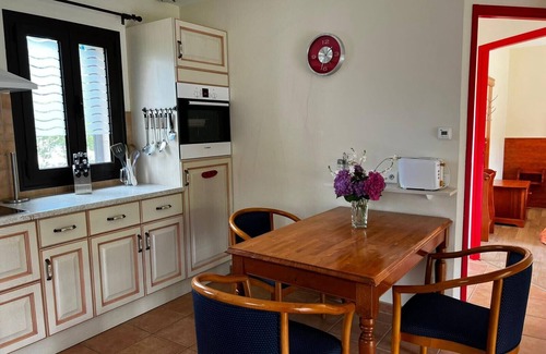 Castelnaud-la-Chapelle Casa | Holiday Home 'Hyacinthe' with Shared Pool, Wi-Fi and Air Conditioning
