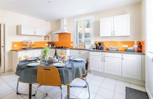 Saint-Hilaire-de-Voust Casa | Casa de vacaciones 'Logement 3ch 8 Personnes' con terraza privada, jardín privado y Wi-Fi