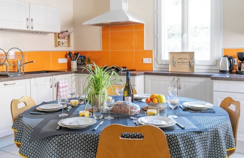 Saint-Hilaire-de-Voust Casa | Casa de vacaciones 'Logement 3ch 8 Personnes' con terraza privada, jardín privado y Wi-Fi