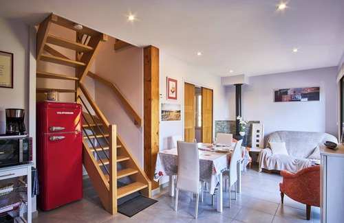 Saint-Hilaire-du-Rosier Casa | Casa de vacaciones 'Gîte Les Galets Chantants' con vistas a la montaña, terraza privada y Wi-Fi