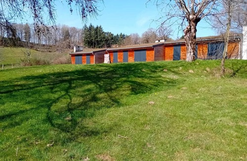 Saint-Remy-Sur-Durolle Apartamento | Casa de Vacaciones 'Ocre Au Bord Du Lac' con Terraza Compartida, Jardín Compartido y Wi-Fi
