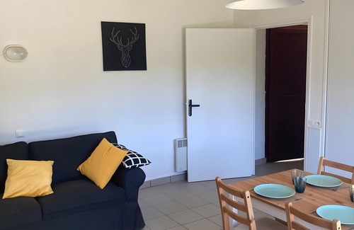 Saint-Remy-Sur-Durolle Apartamento | Casa de Vacaciones 'Ocre Au Bord Du Lac' con Terraza Compartida, Jardín Compartido y Wi-Fi