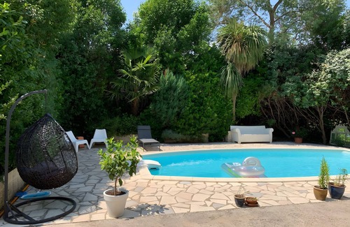 Villemagne-l'Argentiere Casa | Holiday Home 'Maison Sur La Mare' with Mountain View, Private Pool and Wi-Fi