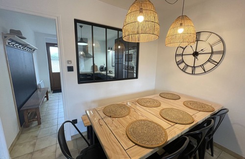 Saint-Bonnet-Troncais Casa | Casa de vacaciones 'Gite Du Vieux Morat' con vistas al lago, terraza privada y Wi-Fi